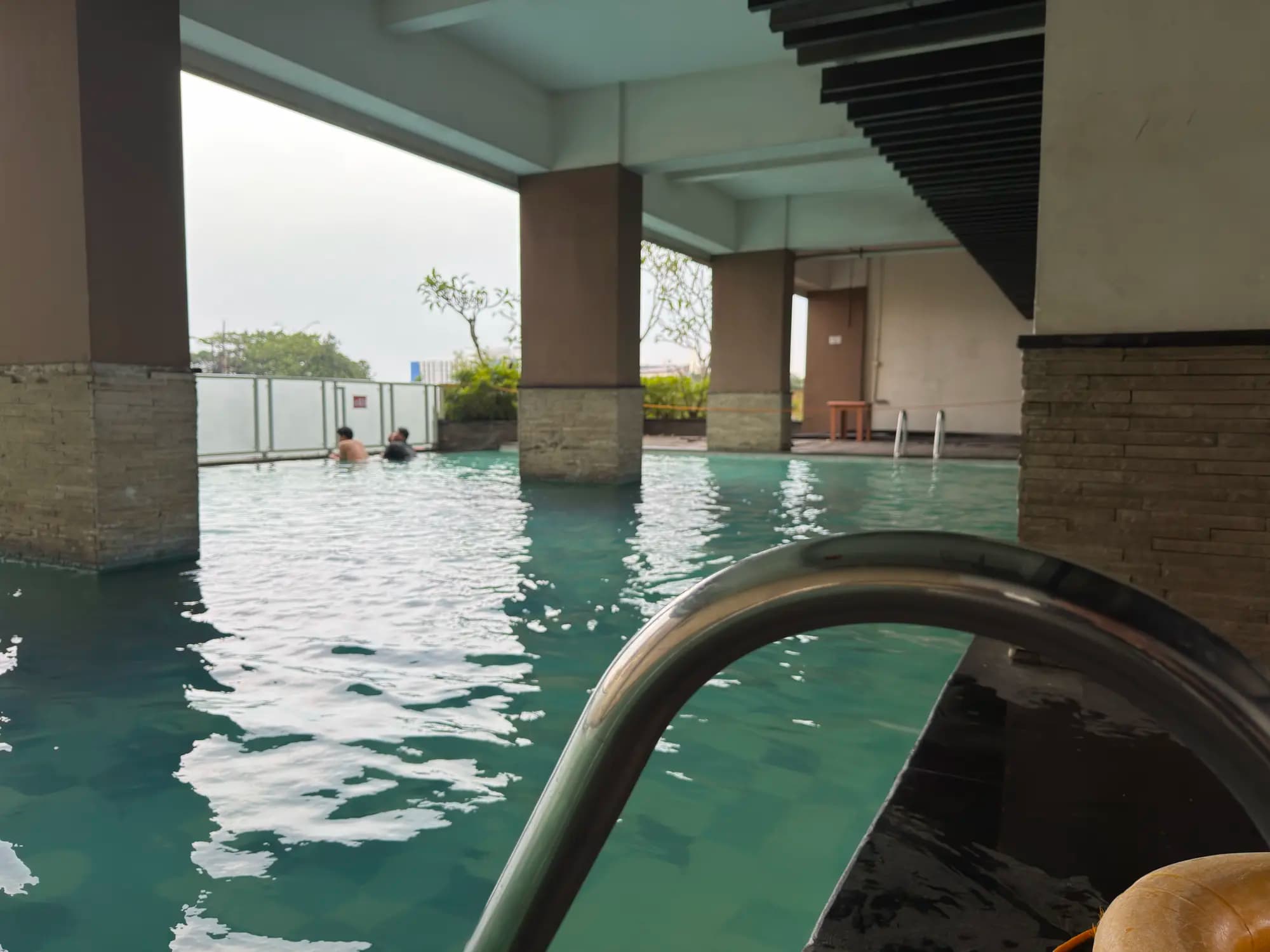 Kolam renang & city view